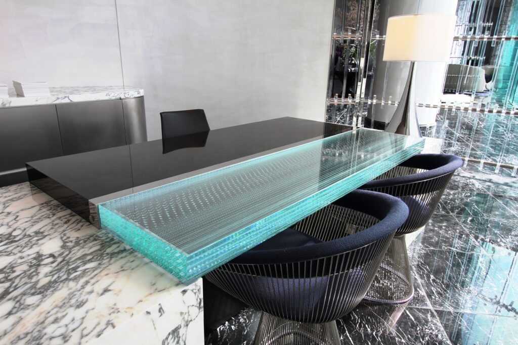 WORK-施工実績1　ラグーナベイコート倶楽部 積層ガラステーブル
