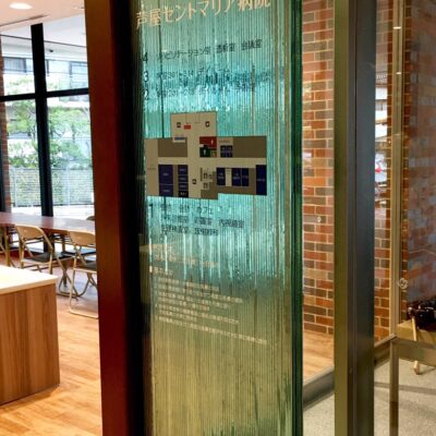 WORK-施工実績4　病院の案内ガラスプレート